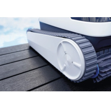 Detailní pohled na bazénový čisticí robot s pásovým pohonem a kartáči