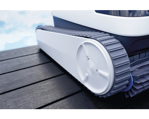 Detailní pohled na bazénový čisticí robot s pásovým pohonem a kartáči