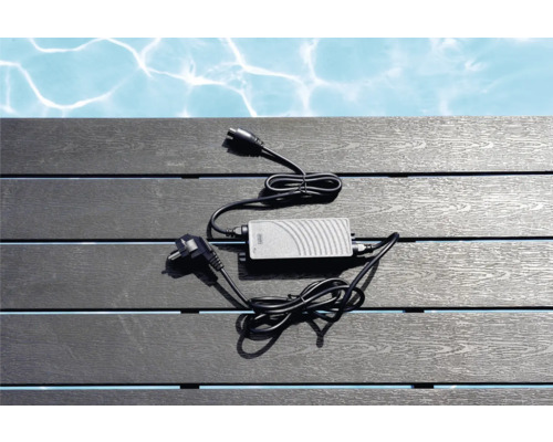 Transformátor s kabelem a zástrčkou pro venkovní použití