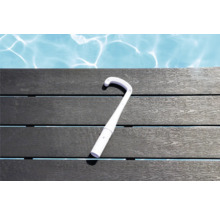 Plastový bazénový kartáč na dřevěné palubě