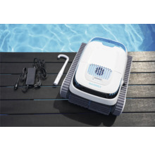 Bazénový robot Marimex s příslušenstvím na dřevěné terase