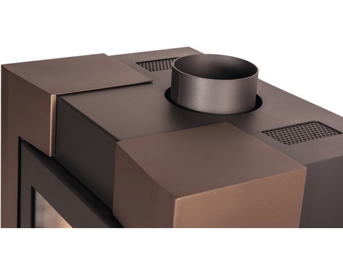 Detailní pohled na kamna s kouřovodovou přípojkou a větracími mřížkami