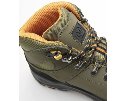 Detail turistické boty se tkaničkami