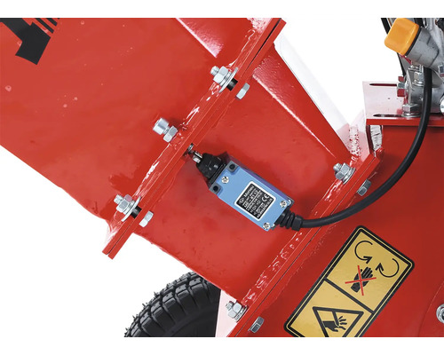 Detailní pohled na štěpkovač s bezpečnostními pokyny