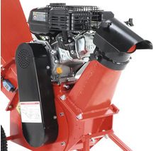 Detailní záběr červeného drtiče dřeva s motorem