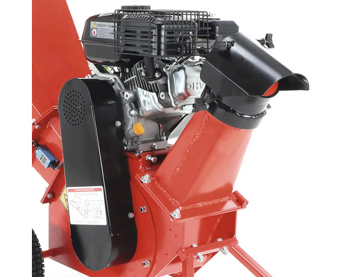 Detailní záběr červeného drtiče dřeva s motorem