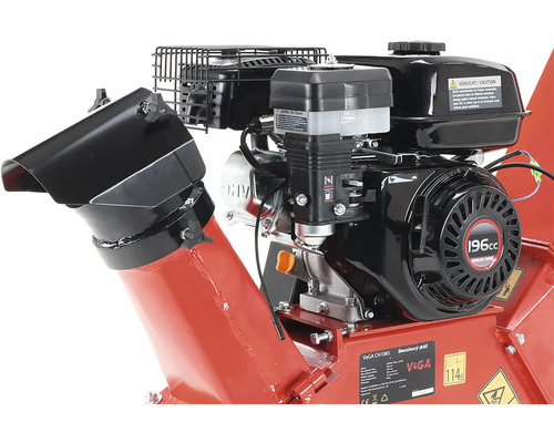 Detailní záběr sněhové frézy s motorem a vyhazovacím žlabem