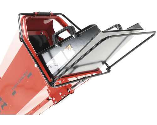 Detailní pohled na štěpkovač s otevřeným plnicím trychtýřem