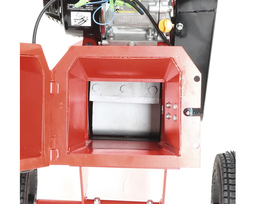 Štěpkovač s otevřeným plnicím otvorem pro vhled do nožového kotouče