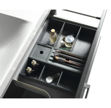 Otevřená zásuvka s kosmetikou a rozdělením přihrádek