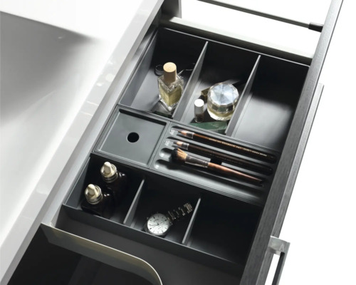 Otevřená zásuvka s kosmetikou a rozdělením přihrádek