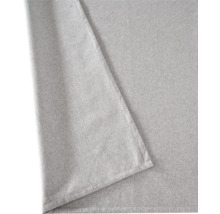 Detailní záběr látkového ubrusu s lemem