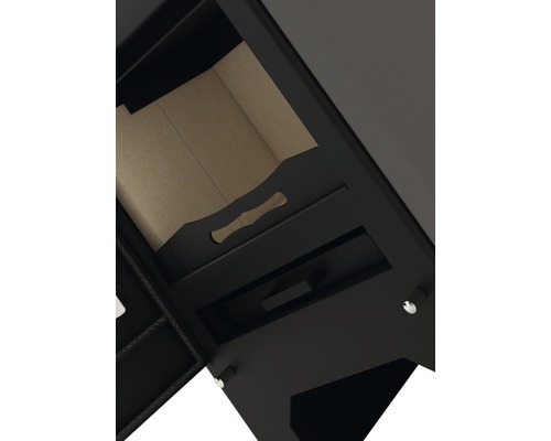 Vnitřní pohled na kamna na dřevo s obložením topeniště