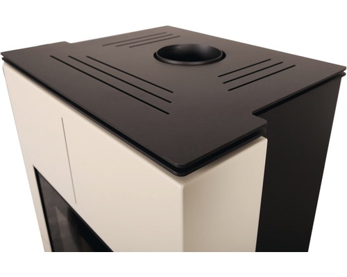 Detailní pohled na kamna na dřevo s krytem s větracími štěrbinami