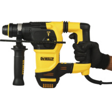 Vrtací kladivo DeWalt v akci s rukavicí