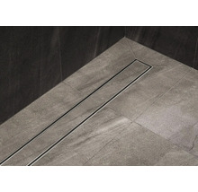 Sprchový kout v úrovni podlahy s odtokovým žlabem na dlažbě