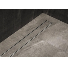 Koupelna s podlahovými dlaždicemi a sprchovým žlabem