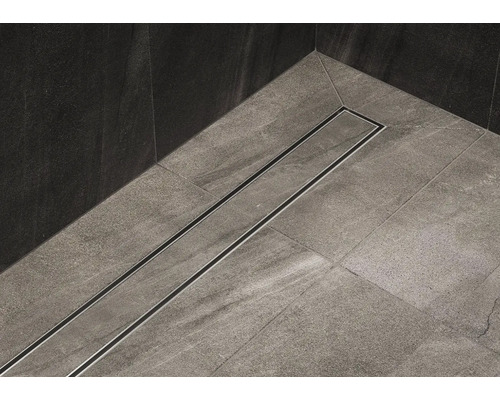 Koupelna s podlahovými dlaždicemi a sprchovým žlabem