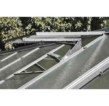 Detailní záběr otevřeného okenního ventilátoru na střeše skleníku