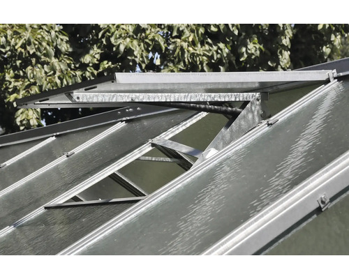 Detailní záběr otevřeného okenního ventilátoru na střeše skleníku