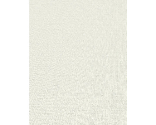 Detailní pohled na tapetu s jemnou, svislou texturou