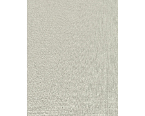 Detailní pohled na béžovou strukturovanou tapetu.