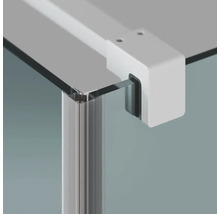 Detailní pohled na sprchový kout se skleněnými prvky a bílým rámem