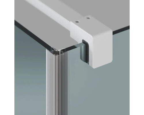 Detailní pohled na sprchový kout se skleněnými prvky a bílým rámem