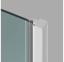 Detailní pohled na sprchový kout se sklem a rámem