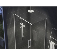 Sprchový kout se skleněnými dveřmi, sprchovou hlavicí a ohřívačem ručníků v koupelně s tmavými dlaždicemi