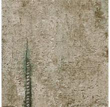 Detail betonové zdi s hrubým povrchem a svislou spárou.