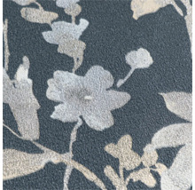 Detailní pohled na tapetu s květinovým vzorem