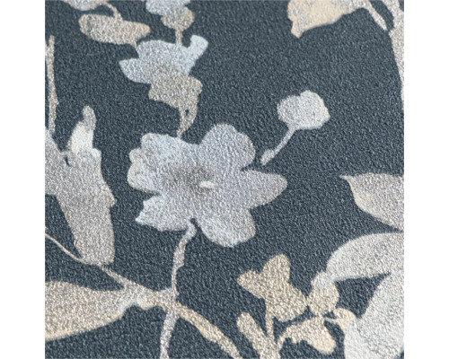 Detailní pohled na tapetu s květinovým vzorem