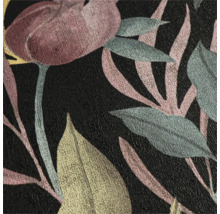 Detail tapety s květinovým vzorem na tmavém pozadí