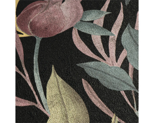 Detail tapety s květinovým vzorem na tmavém pozadí