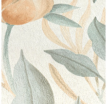 Detailní pohled na strukturovanou tapetu s květinovými a listovými vzory