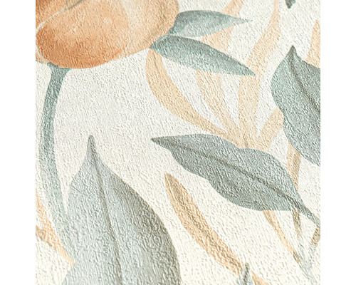 Detailní pohled na strukturovanou tapetu s květinovými a listovými vzory