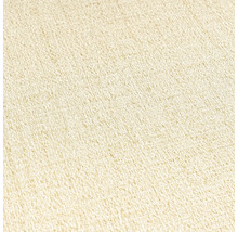 Detail světlé textilní tapety s jemnou strukturou.