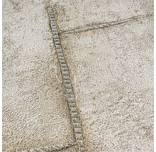 Detail strukturované tapety se vzorem švu