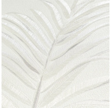 Detailní záběr bílé vinylové tapety se vzorem palmových listů