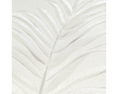 Detailní záběr bílé vinylové tapety se vzorem palmových listů