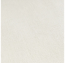 Detailní záběr bílé vliesové tapety s jemnou strukturou