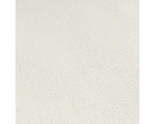 Detailní záběr bílé vliesové tapety s jemnou strukturou