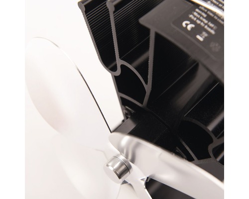 Detailní záběr ventilátoru kamen s třemi lopatkami