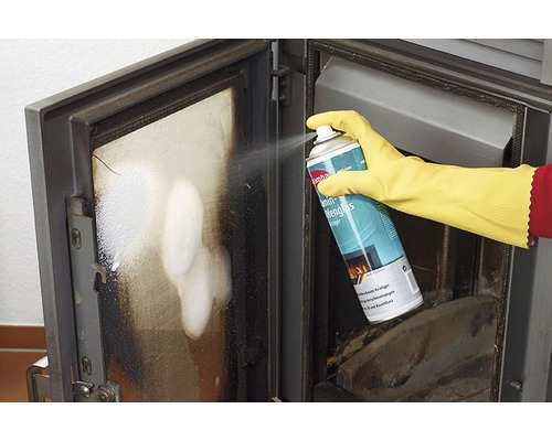 Čištění krbu pomocí spreje na čištění skla krbu