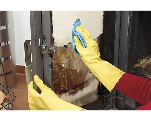 Čištění dvířek krbu hadříkem a rukavicemi