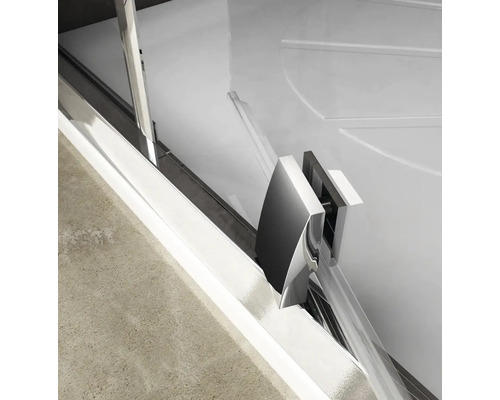 Detail sprchového koutu s posuvnými dveřmi a kováním