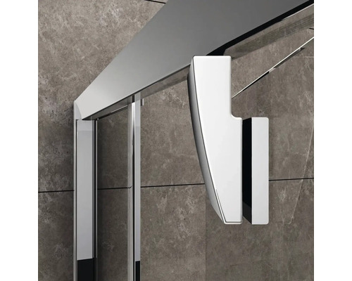 Detail sprchového koutu s posuvnými dveřmi a kováním