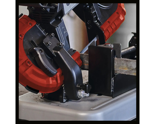 Pásová pila řeže kus kovu