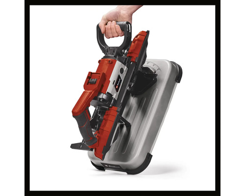 Pásová pila s logem Einhell v přenosném kufříku, držená rukou